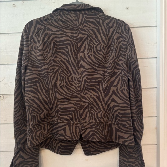 WHBM Espresso Zebra Print
Denim Jacket Size 12. Great Condition! - Picture 8 of 16